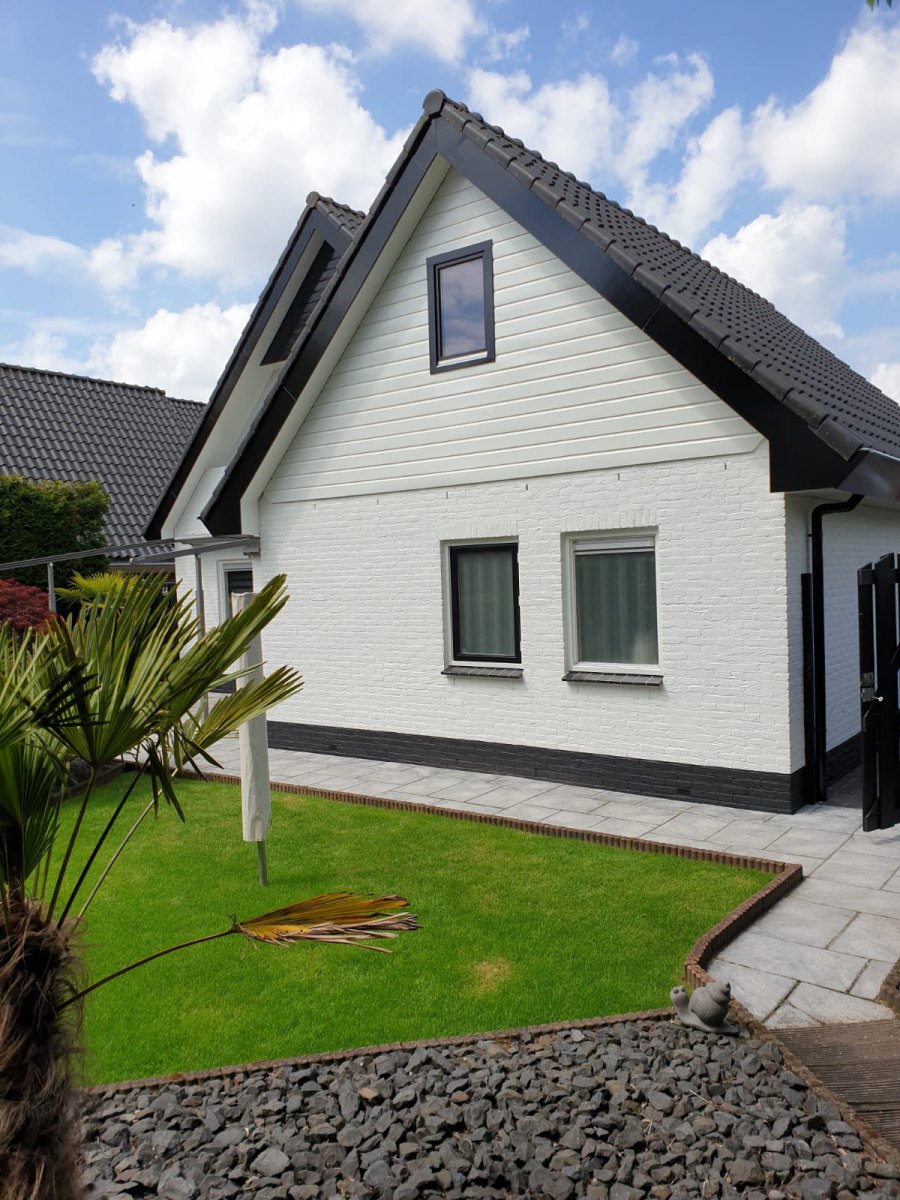 Wit geschilderde woning