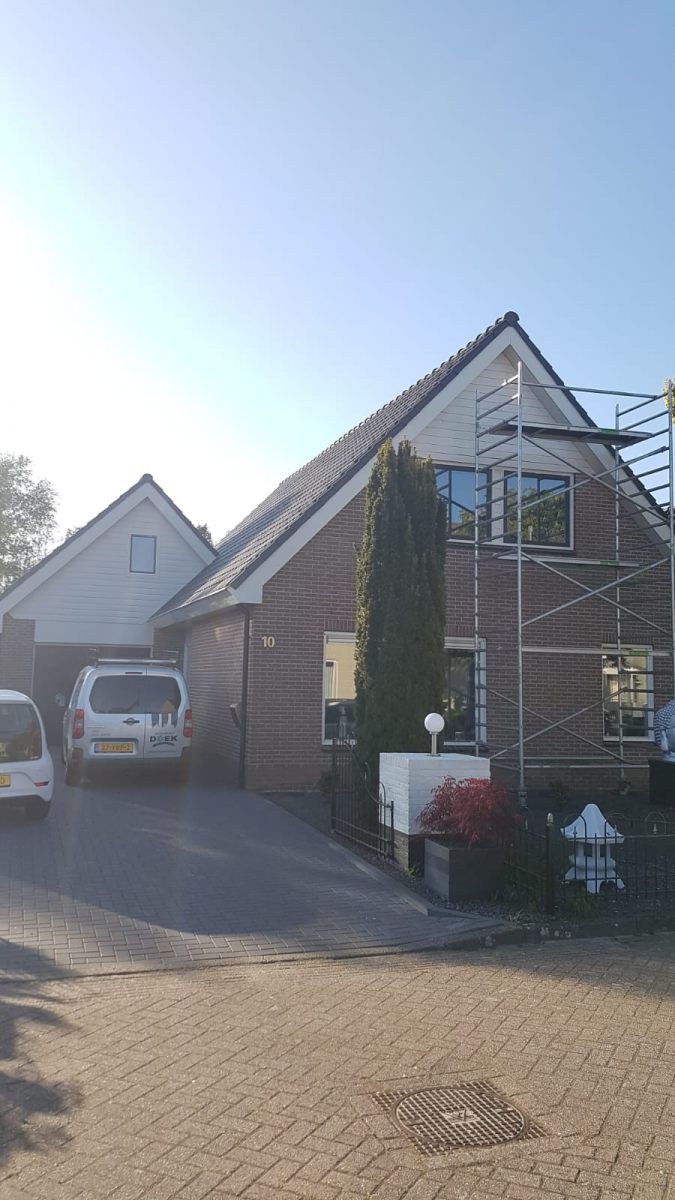 Schilderproject aan een bakstenen woning
