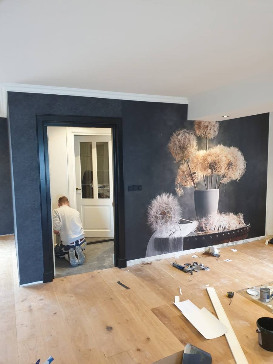 Interieur met een donkere wand en een lichte houten vloer