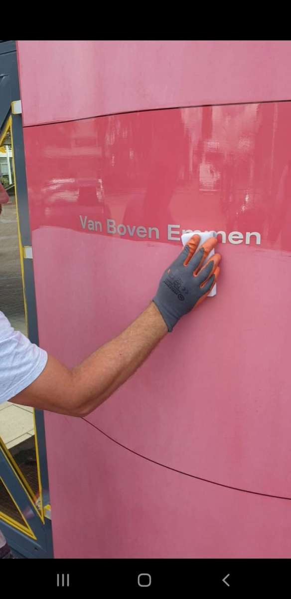 Detailbeeld van werkzaamheden aan een gekleurde wand