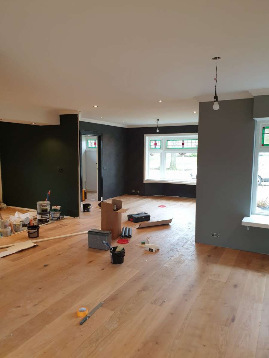 Binnenruimte tijdens afwerkingswerk met materialen op de vloer