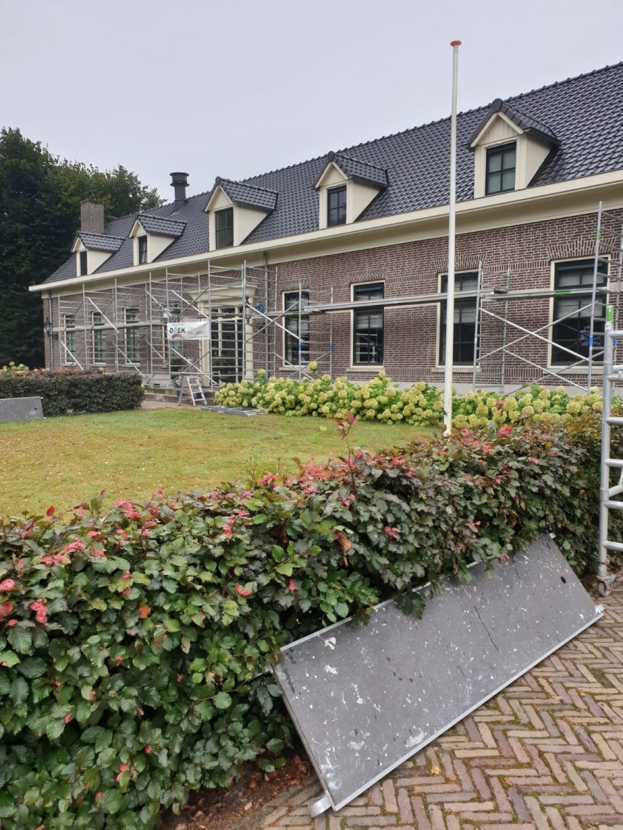 Onderhoudswerkzaamheden aan een langgerekt bakstenen pand